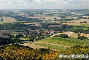 Pohled na Louňovice pod Blaníkem z rozhledny