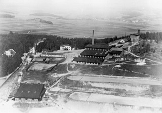 Letecký snímek, dole kalojemy a louhovna, vlevo lanovka a 'horní hotel', vpravo šachta Václav, uprostřed úpravny, asi 1925. Archiv Ing. Václav Zemek.