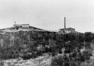 Celkový pohled od 'propadlin', vlevo šachta Václav s drtírnou, vpravo stoupové úpravny, asi 1905. Archiv Ing. Václav Zemek.