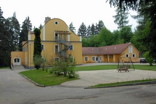 Bývalý 'horní hotel', nyní Ústav sociální péče, 2006. Foto Ivan Rozkošný.